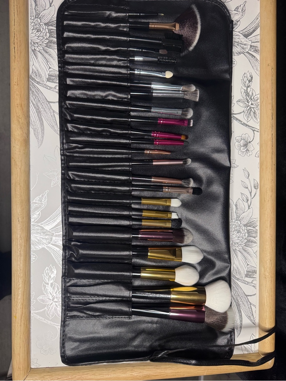 Professional 24-Piece Makeup Brush Set in Black Case new